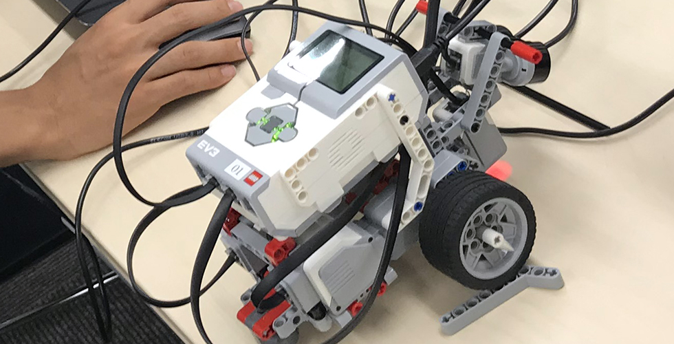 LEGO Mindstorms EV3で組み立てたロボットを動かします。高校生