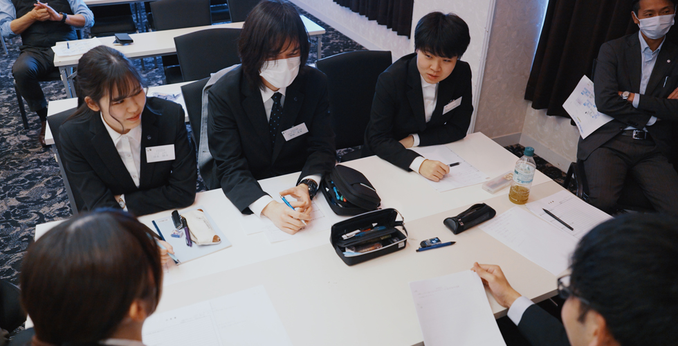 入社後の経験を振り返るディスカッション 写真
